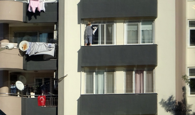 Pencerede ölümüne temizlik!