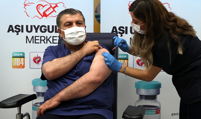 Sağlık Bakanı Koca hatırlatma dozu olarak yerli koronavirüs aşısı TURKOVAC&#039;ı yaptırdı!