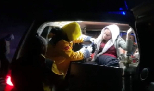 Siirt'te kar yolları kapattı, doğum sancısı tutan kadın ekiplerce kurtarıldı!