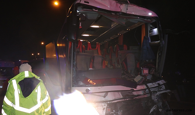 TEM’de otobüs, tır ve otomobilin karıştığı kazada ortalık savaş alanına döndü: 2’si ağır 20 yaralı!