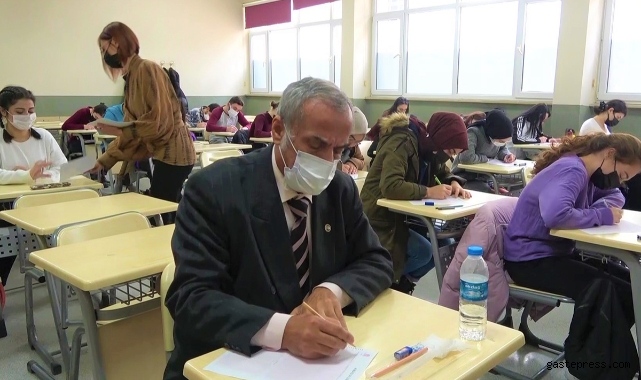 Torunu yaşındakilerle aynı sırada, görenler akademisyen sanıyor!