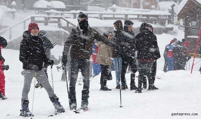 Uludağ'da hafta sonu yoğunluğu pistler doldu taştı!