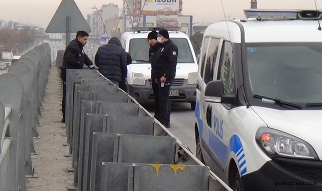 Üst geçide çıkan şahsı polis ekipleri ikna etti!