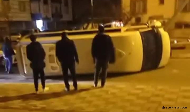 Yan yatan minibüsü vatandaşlar el birliğiyle kaldırdı!
