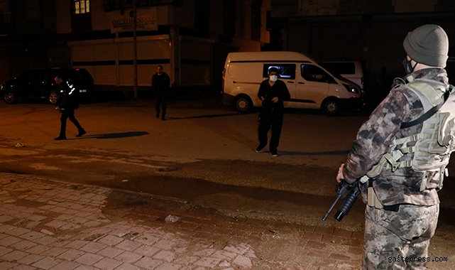 Yolda yürürken silahlı saldırıya uğradılar: Aynı aileden 4 kişi yaralandı!