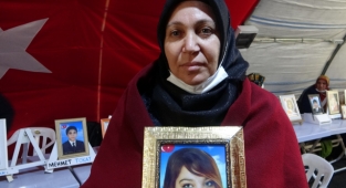 Acılı anne, hergün 50 kilometre uzaktan evlat nöbeti için geliyor!