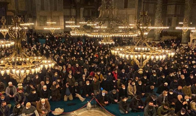 Ali Erbaş Twitter'dan duyurdu Ayasofya Camii yılın ilk sabah namazında doldu taştı!