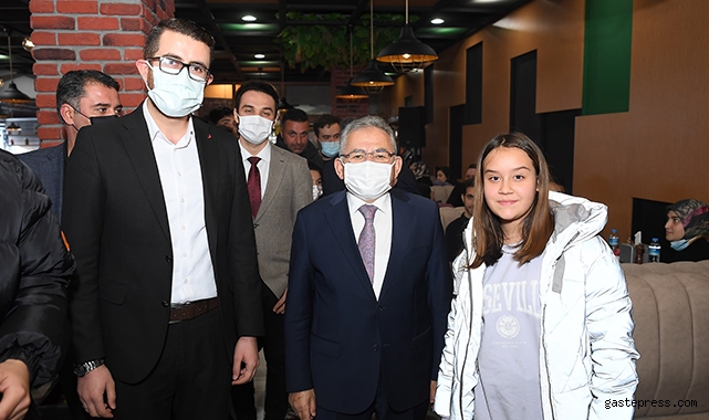 Başkan Büyükkılıç, Kendisini görmek isteyen minik Ecrin ile araya geldi!