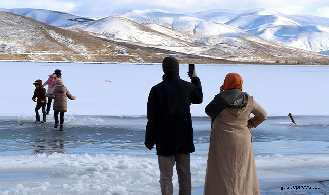 Bayburt'ta baraj gölü dondu!