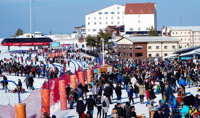 Erciyes hafta sonunda 30 bin turist ağırladı!