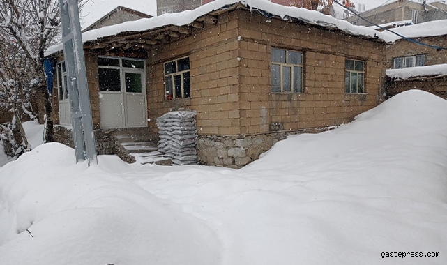 Hakkari'de 328 yerleşim yerinin yolu kapandı!