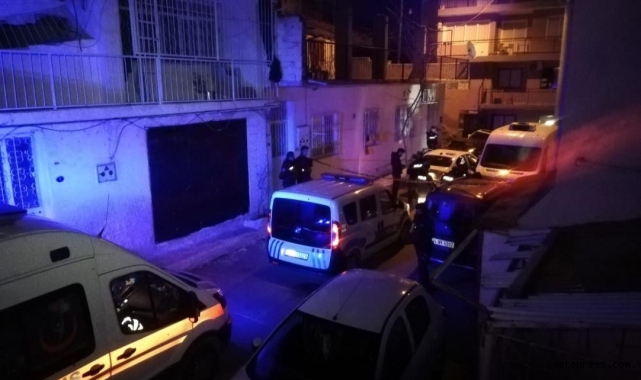 İzmir'de otomobil içinde ağzı ve yüzü bezle kapatılmış erkek cesedi bulundu!