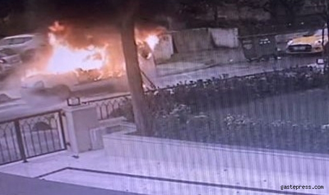 Kadıköy'de alev topuna dönen araç kamerada!