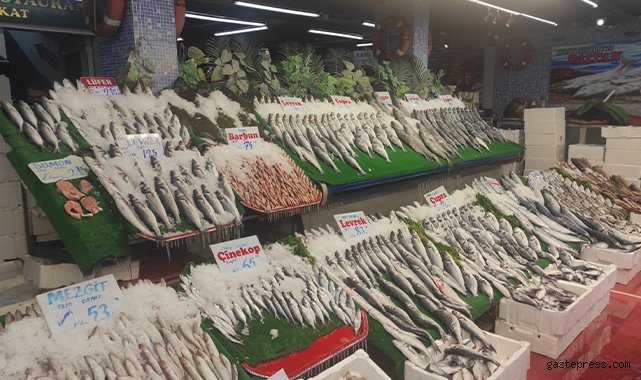 Kar yağışı, balık tezgahlarını hareketlendirdi!