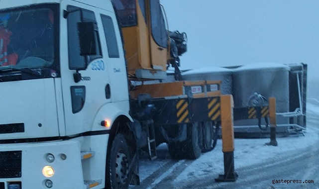 Kaygan yolda süt kamyonu devrildi: 1 yaralı!