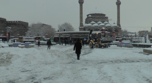 Kayseri’de kar yağışı kenti beyaza bürüdü!