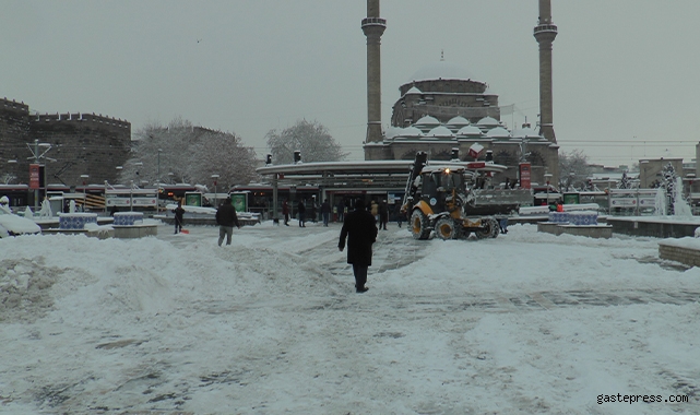 Kayseri’de kar yağışı kenti beyaza bürüdü!