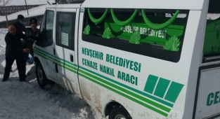 Kayseri'de kara saplanan cenaze aracı güçlükle kurtarıldı!