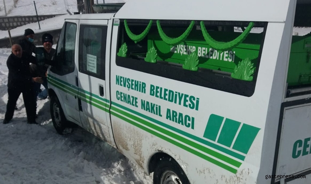 Kayseri'de kara saplanan cenaze aracı güçlükle kurtarıldı!