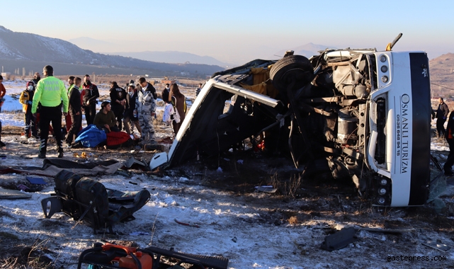 Kayseri'de, Üniversite öğrencilerini taşıyan midibüs devrildi: 1 ölü, 21 yaralı!