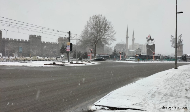 Kayseri karlı bir güne uyandı!