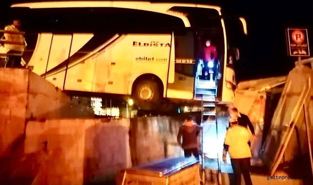 Kaza yapan otobüs köprüde askıda kaldı:2 hafif yaralı