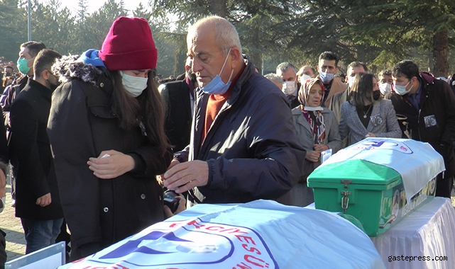 Kazada ölen arkadaşını yaralı koluyla uğurlamaya geldi!
