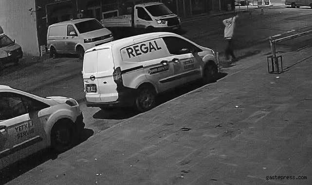 Kimse ne yaptığına anlam veremedi, taşla arabaların camını kırdı!