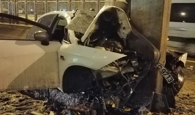 Otomobil yön levhasının direğine çarptı: 4 yaralı!