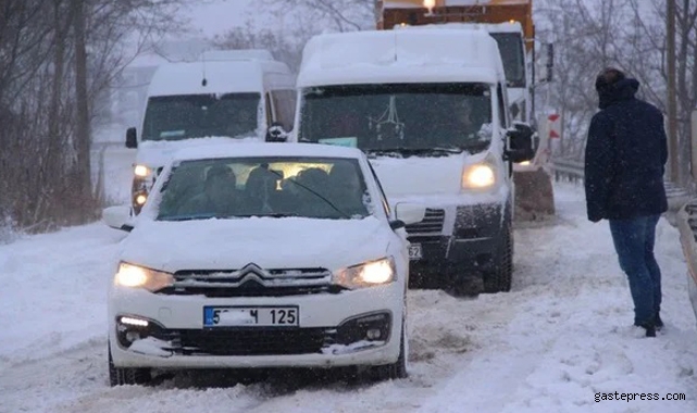 Tekirdağ'da fırtına ve kar etkili oluyor! Eğitim uçuşları ile deniz seferleri iptal edildi!