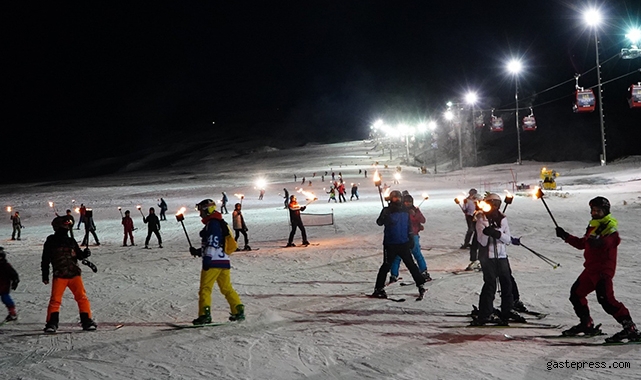 Turistler Erciyes'te yeni yılı meşalelerle karşıladı!