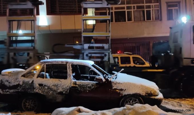 Yıllardır park halinde olan otomobil yandı, içerisinden erkek cesedi çıktı
