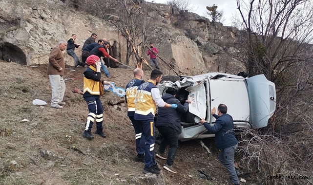 20 metre yükseklikten uçuruma yuvarlanan otomobilde can pazarı!