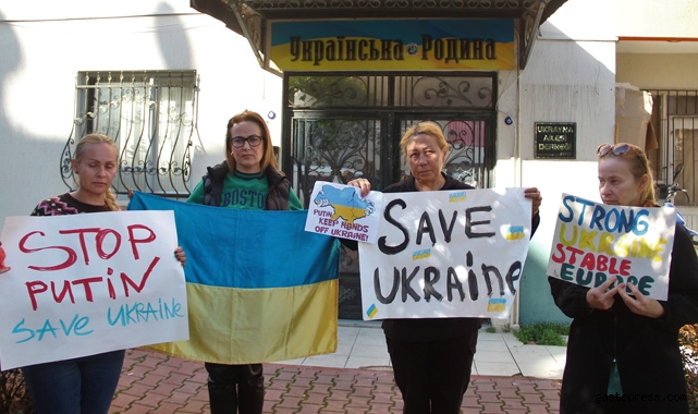 Antalya&#039;da yaşayan Ukraynalıların eli telefondan ayrılmıyor!