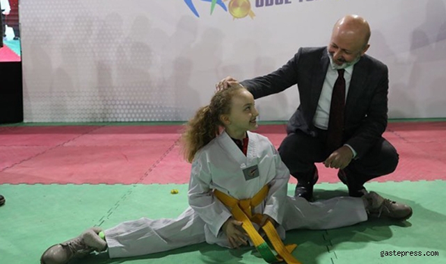 Başkan Çolakbayrakdar'dan Şampiyon Sporculara Ödül!