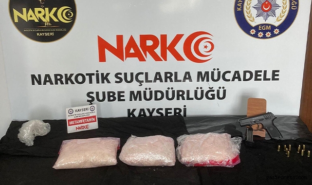 'Dur' ihtarına uymayan araçtan 4 kilo uyuşturucu çıktı!