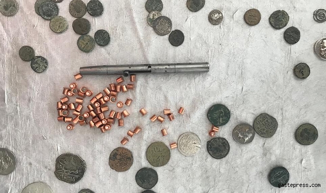 Ekipleri şaşırtan görüntü; buzdolabından suikast silahı ve tarihi eser çıktı!