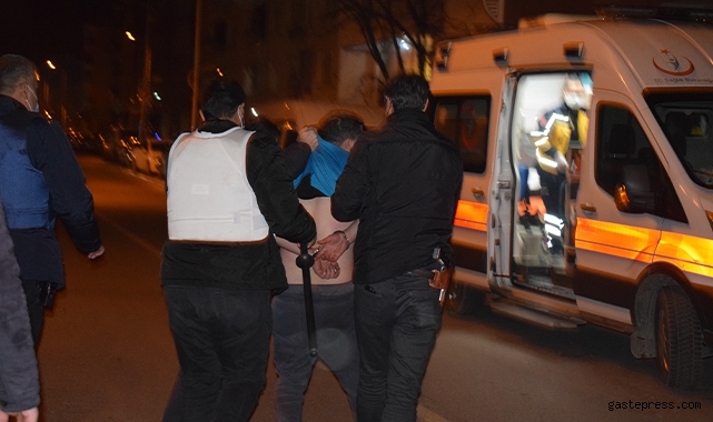 "Evi yakacağım" diyerek kendini odaya kilitleyen genç polisi alarma geçirdi!