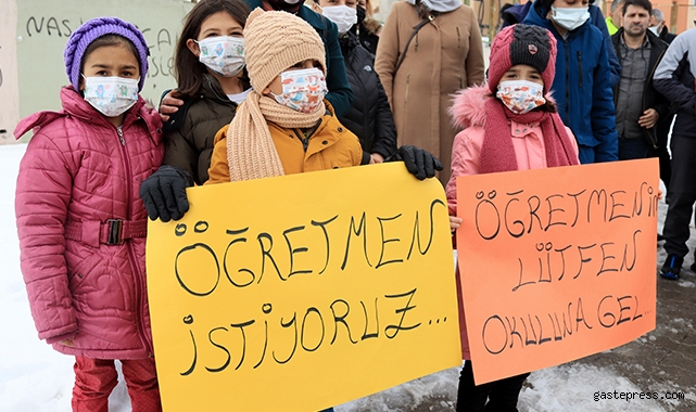 İlkokul öğrencilerinin 'öğretmen' eylemi!