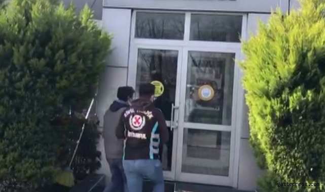 Kadıköy’de polisten para isteyen değnekçi yakayı ele verdi!