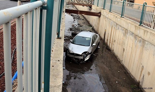 Kanala uçtukları otomobili bırakıp kaçtılar!