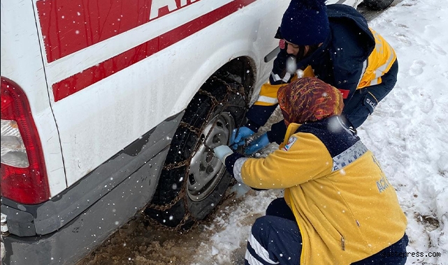 Kara saplanan ambulansa kadın sağlık çalışanları zincir taktı!
