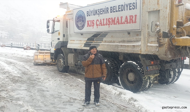 Kayseri Büyükşehir karla mücadele ekipleri, 130 kırsal mahalle yolunu ulaşıma açtı.