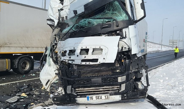 Kayseri’de feci kaza, tır kağıt gibi ezildi!