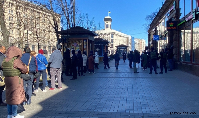 Kiev'de sokağa çıkma yasağının ardından halk marketlere akın etti!