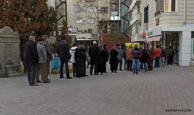 Market önünde indirim kuyruğu!