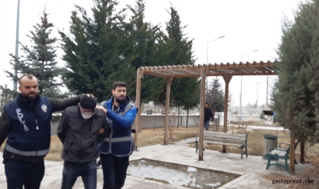 Oğlunun arkadaşları tarafından maket bıçağıyla öldürüldü!