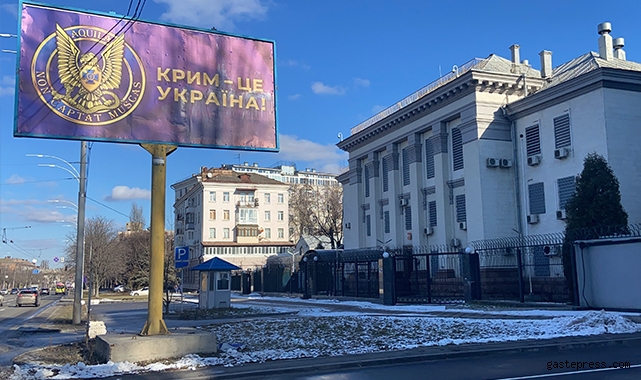 Rusya’nın Ukrayna’daki Büyükelçiliği önüne "Kırım Ukrayna’dır" pankartları asıldı!