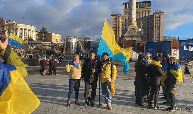 Ukrayna'da halk, Rusya tehdidine karşı sokağa döküldü!