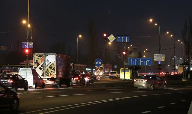 Ukrayna'da sıkıyönetim ilan edildi! Patlamaların ardından sirenlerin çaldığı Kiev'den kaçış başladı!